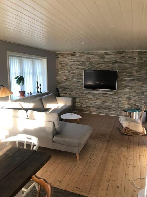 Hyggeligt Byhus Taet Ved Skov Og Togstation Aalbaek Bagian luar foto